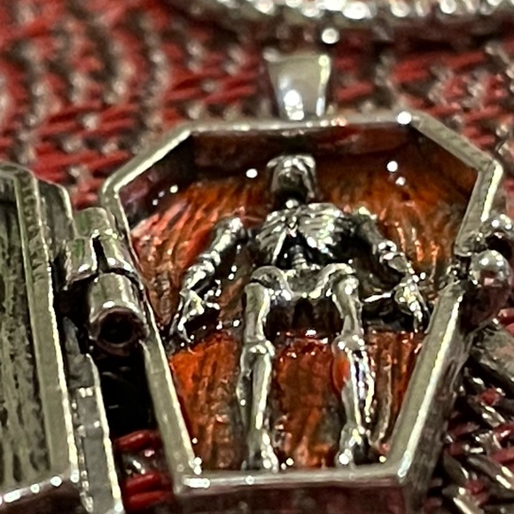 ‼️$7‼️ TODAY ONLY‼️ Gothic Punk Skeleton Coffin Locket Pendant - Unisex - Picture 7 of 12
